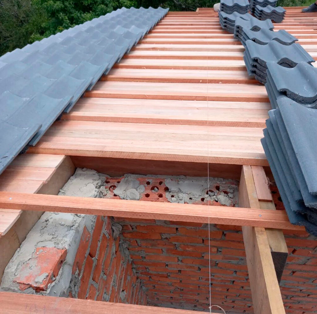 Telhado com forro em Eucalipto e EStrutura em Pequiá